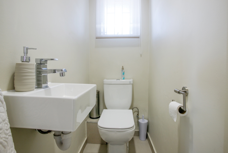2 Bedroom Property for Sale in Wynberg Upper Western Cape